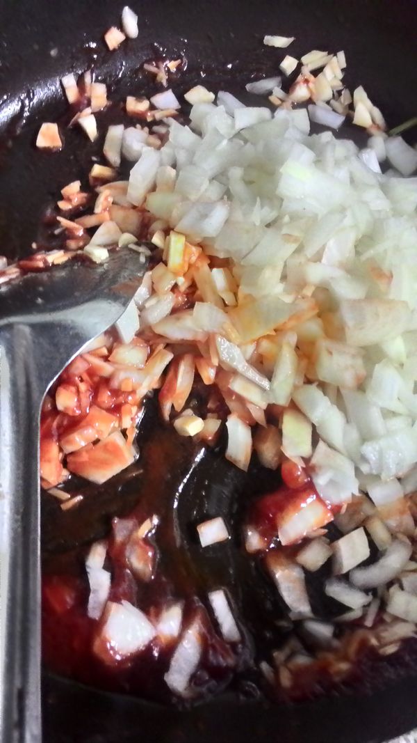 倒入薑末，蒜末，辣椒末，洋蔥丁，炒香