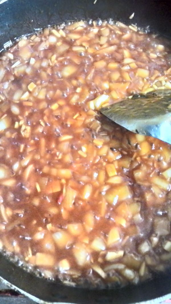 炒香後放糖，醋，味琳，水，鹽，煮滾，湯汁濃縮，在試味道調整，在倒入太白粉勾芡