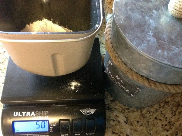 麵包機內放入稱重好的高筋麵粉和低筋麵粉