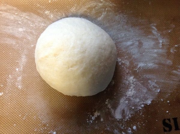 台面上灑些麵粉,將麵團倒出