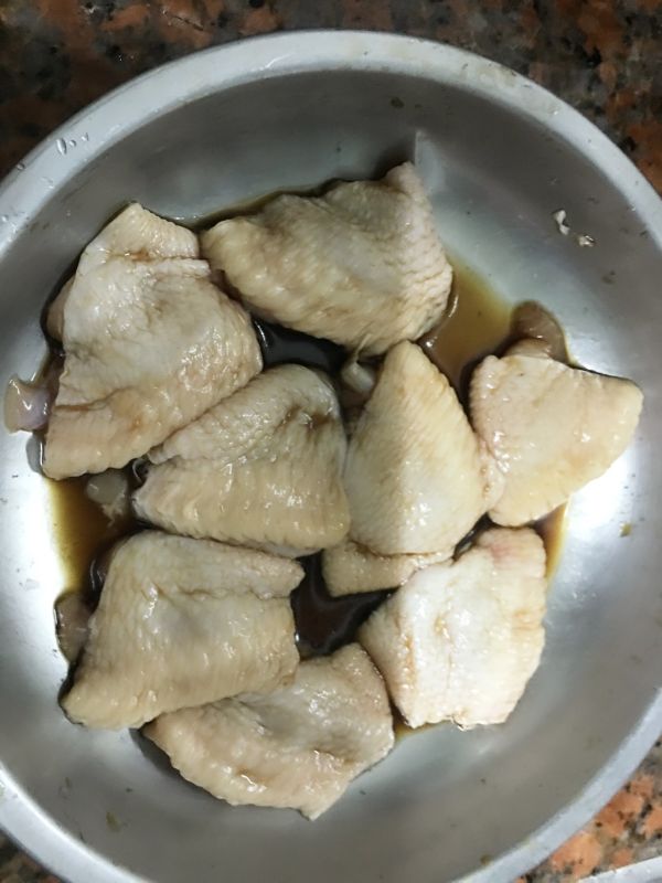 翅去骨之後 醃 醬油 米酒