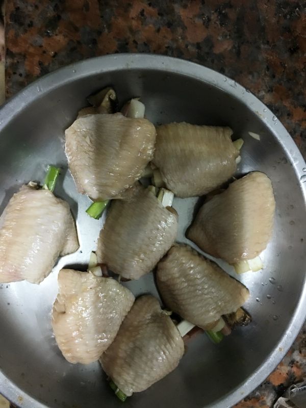 翅 塞入 香菇 蔥 薑絲 沙拉筍 火腿
好了之後 放入大同電鍋裡 大約15分鐘