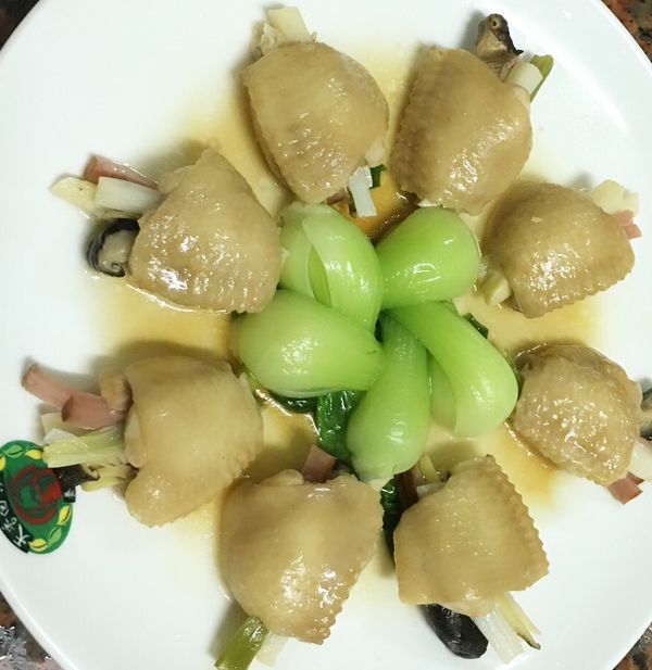 翅起來之後 盤子裡的湯汁 倒出來 在鍋子裡勾起 淋上去就好了