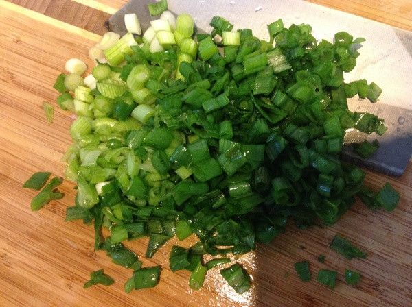 [表面食材:]在等麵條二次發酵時, 來做表面食材;將蔥洗淨,切小段塊