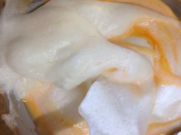 將蛋白糊及蛋黃糊分次攪拌均勻