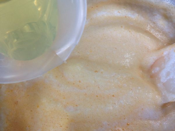 倒入油 攪拌均勻