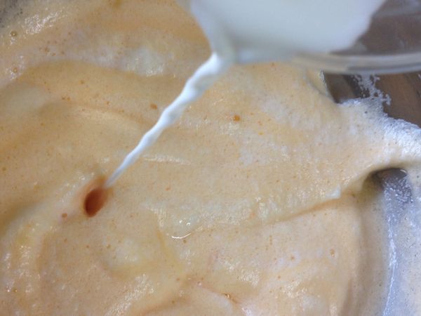 加入牛奶攪拌均勻