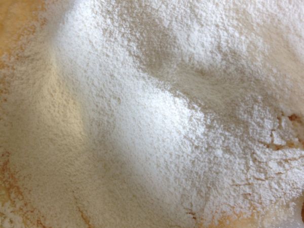 加入過篩粉類攪拌均勻