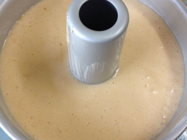 倒入烤模 輕敲數下 讓空氣排出