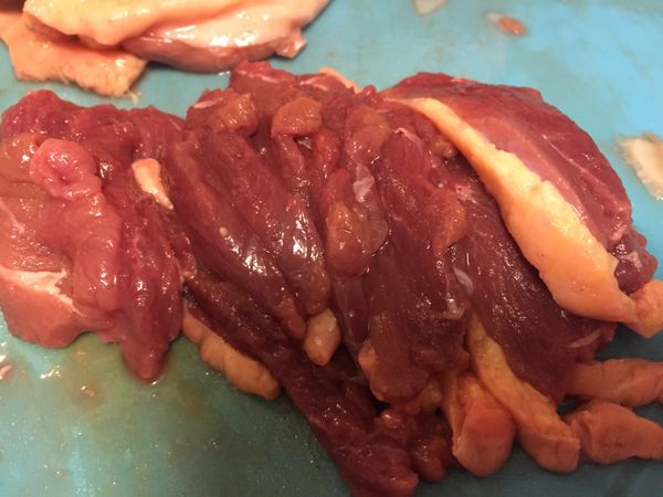 鴨胸肉帶皮切片狀