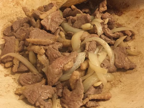 鴨肉下去拌炒後調鹹味