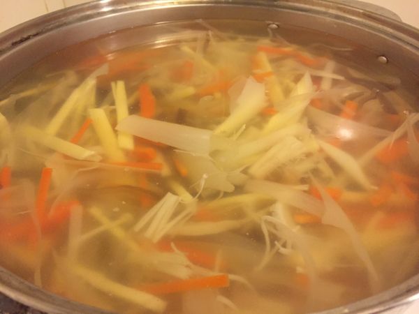 蔬菜湯煮好後加點鹽巴調味，撒上蛋花，再加上ㄧ碗太白粉水調濃稠度，喜歡羹湯濃稠ㄧ點的可太白粉多，我喜歡清爽口感，所以太白粉沒調太濃。