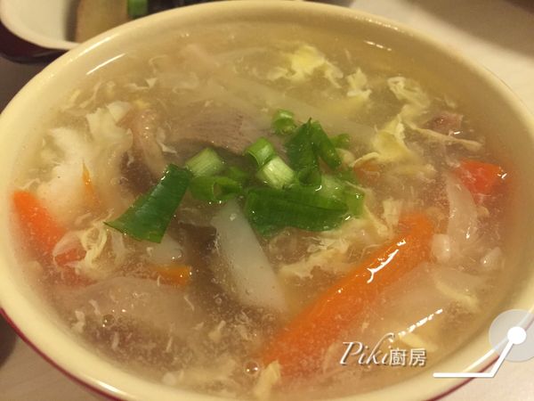 鴨肉（炒好的）混合蔬菜羹湯，再依個人喜好撒上蒜末、蔥花或香菜末、及黑醋，就是懷念已久的台式鴨肉羹。
