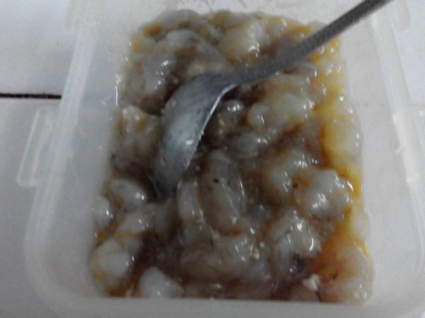 蝦仁剁泥，加入醃料