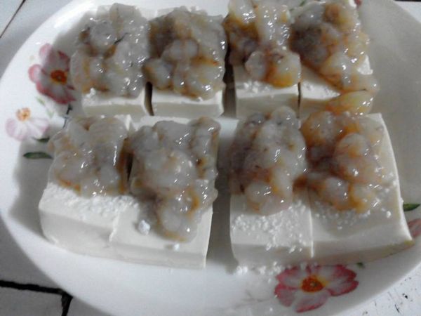 板豆腐灑上少許太白粉，將蝦泥平鋪在板豆腐上，放入微波爐微波6分鐘即可