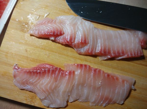 將鯛魚片洗淨，利用刀子斜切法，切出薄片式的魚肉，這樣在炒的時候比較快熟透。