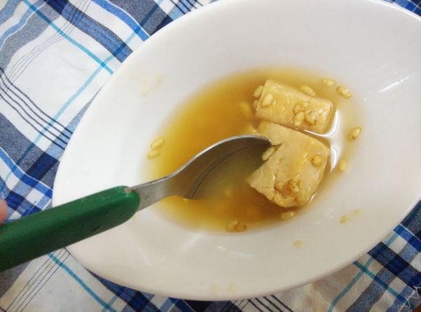 豆腐乳加少許的水份拌勻。