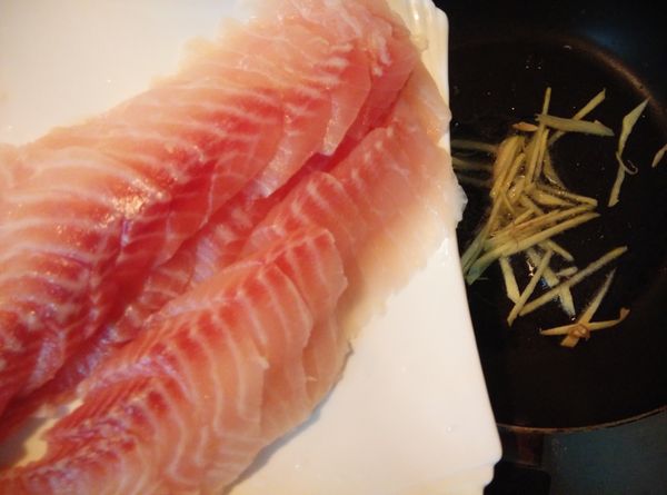 將鯛魚片放入，因為魚肉鮮嫩，不建議一直翻炒，待單面熟了再翻面即可。