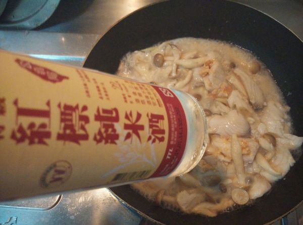 加入1匙的米酒提鮮味。