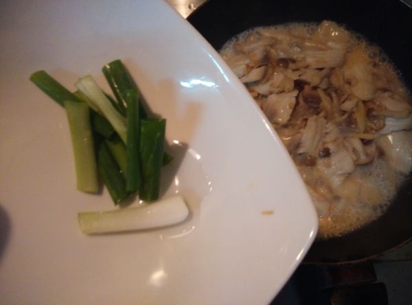 將青葱去頭尾洗淨切段，放入鍋中加熱，當鯛魚肉全數變白時即可熄火盛盤。