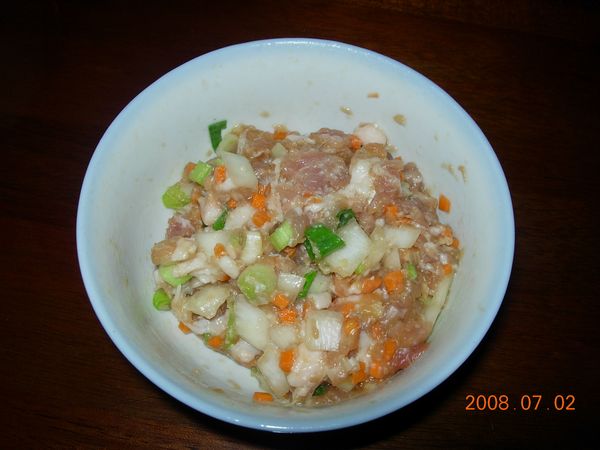 將妳要添加的餡料準備好.備用.
如參考的是小雅照片中的餡料：請將洋蔥.蔥.薑.胡蘿蔔都切成細末.與豬絞肉拌勻.再調好味備用!