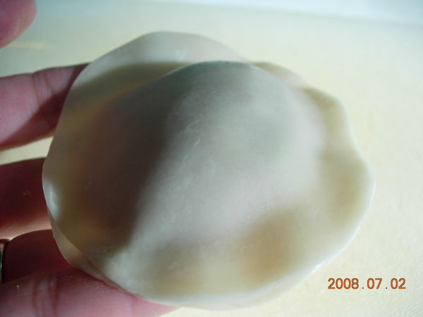 直接取2張水餃皮包入內餡.可以包入多一點的內餡.讓它中間呈現鼓鼓的樣子.外型會比較像飛碟喔!然後在水餃皮的外圍沾點水.再用力壓緊.讓2張皮緊密貼合.