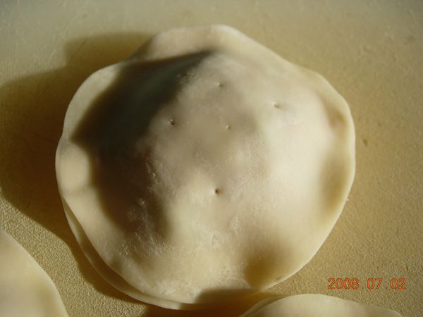 拿根牙籤在飛碟身上插幾個洞.這樣炸飛碟的時後才會漂亮.