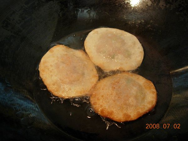 熱油鍋.將包好的飛碟入鍋油炸!