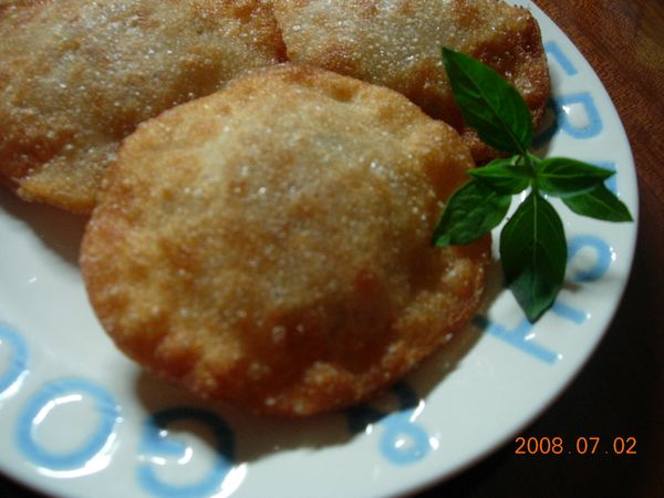 飛碟的內餡可隨自己的喜愛做變化.可以包鹹料.也可以包甜料(像紅豆沙那些....).通通都很好吃!