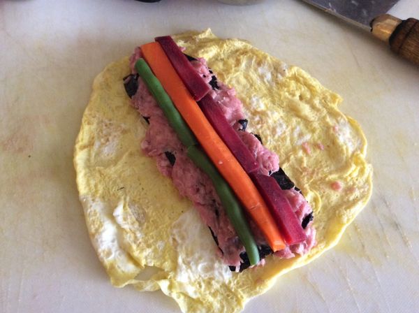 在肉餡上舖張紫菜，再抹一層肉餡，放上四季豆、紅蘿蔔、甜菜根。紫菜用半張，包出來較好看，我只用1/3張，效果不太好。