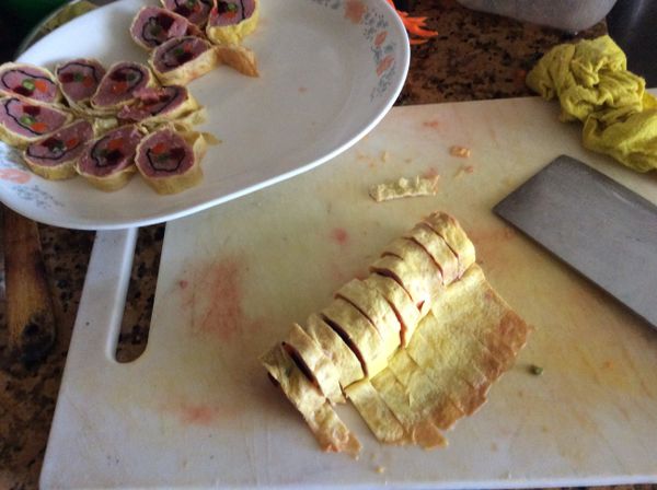 稍微涼些切片排盤。