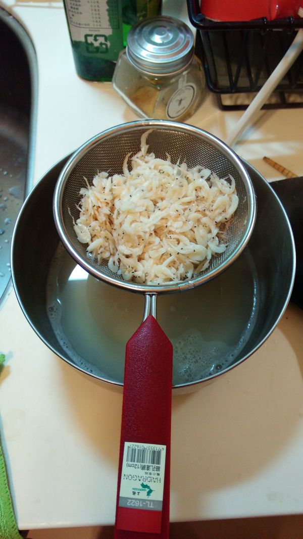 把有腥味的水倒掉