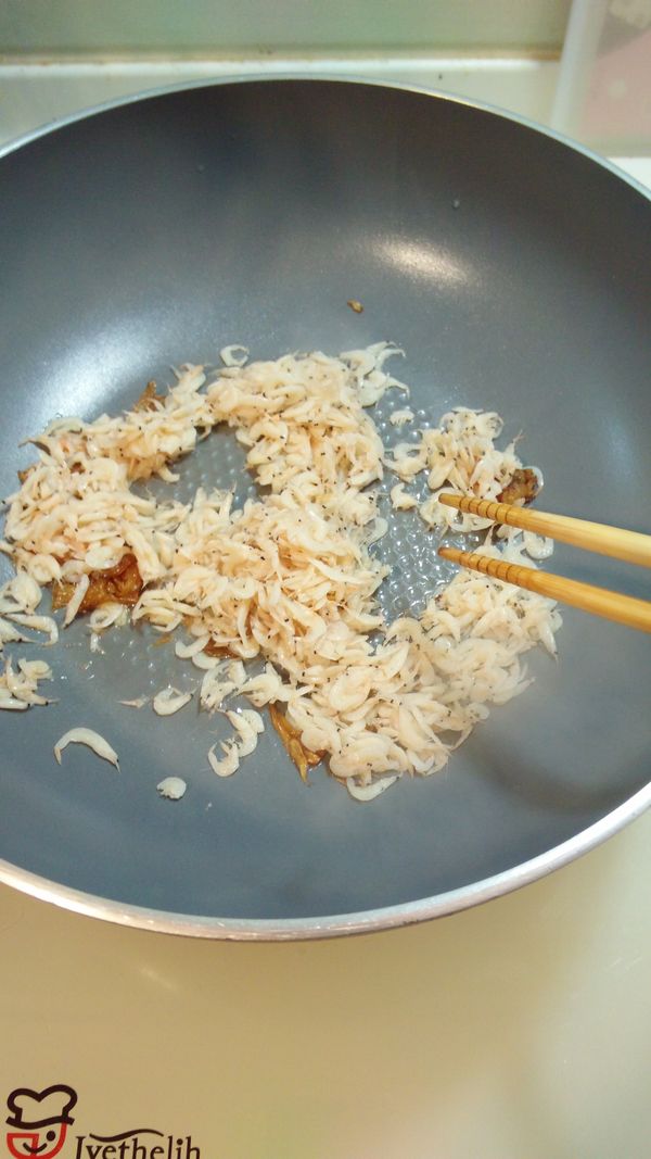 下紅蔥油炒一下櫻花蝦