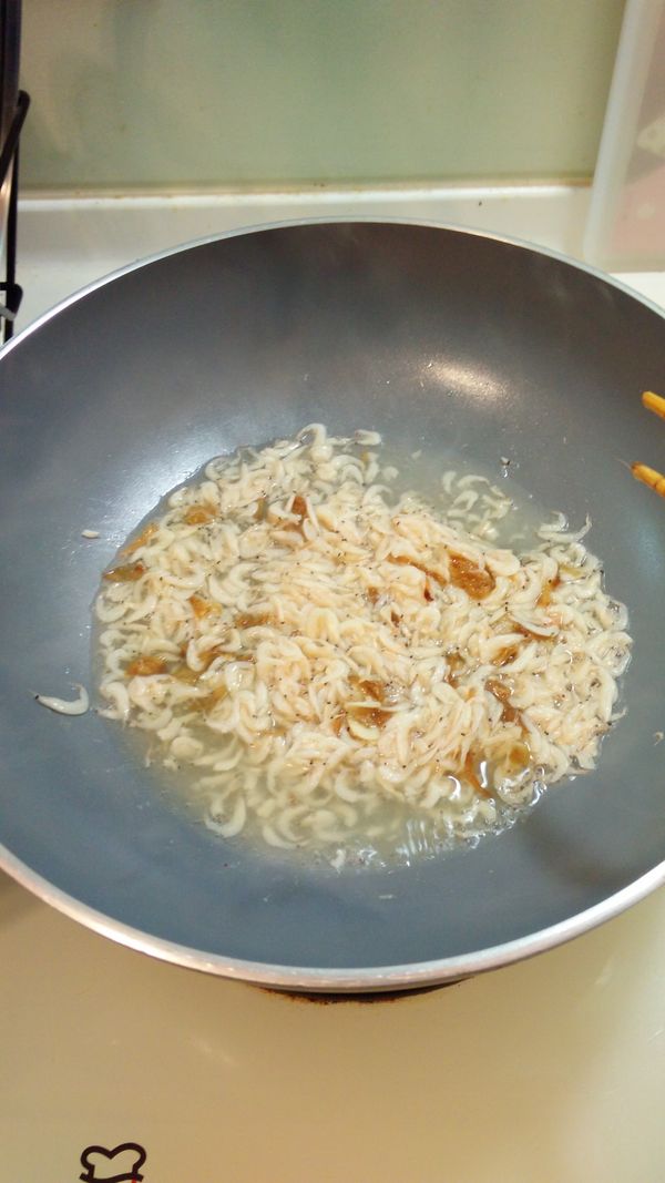放一點水炒出蝦湯