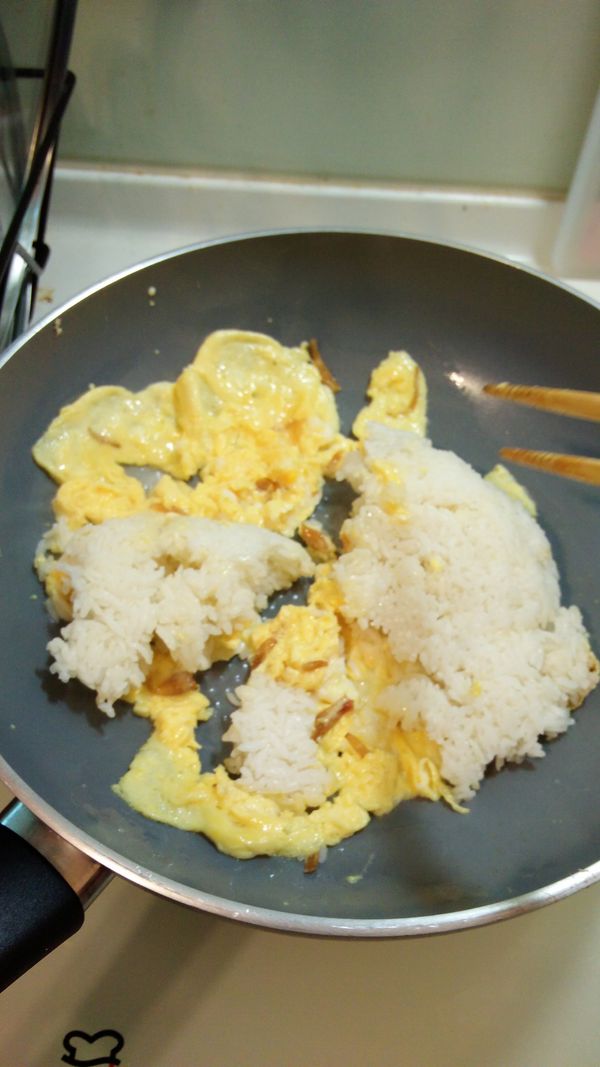 倒入硬邦邦的隔夜飯, 慢慢的拌開