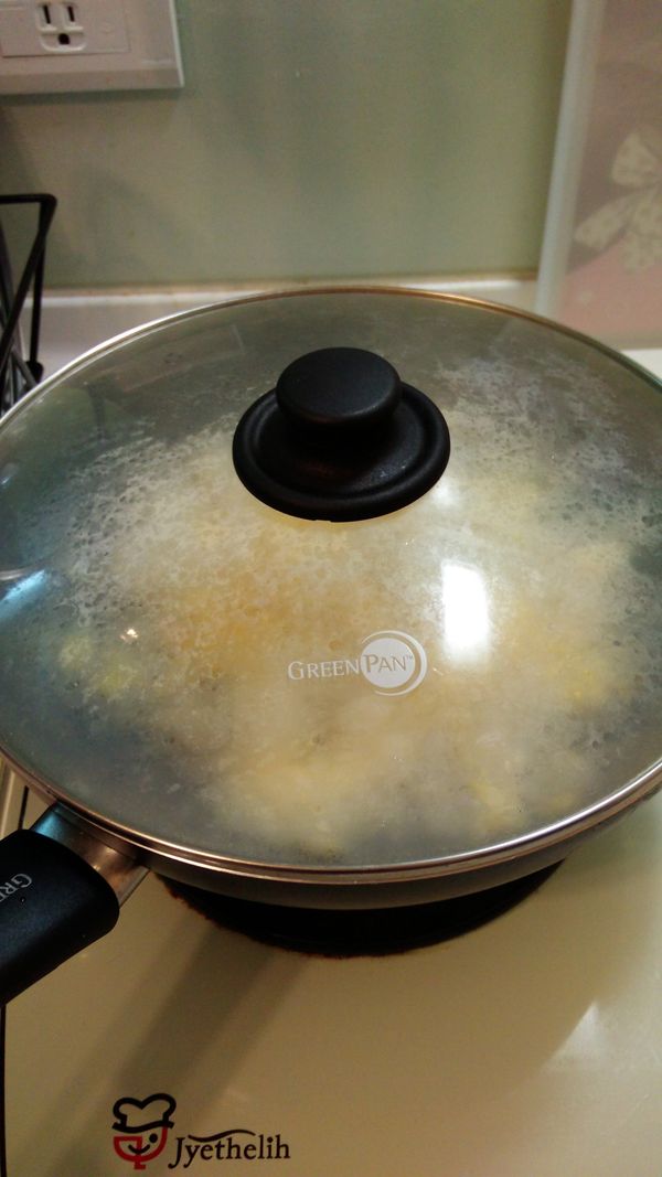 蓋鍋悶一下, 讓蒸氣把飯蒸熱