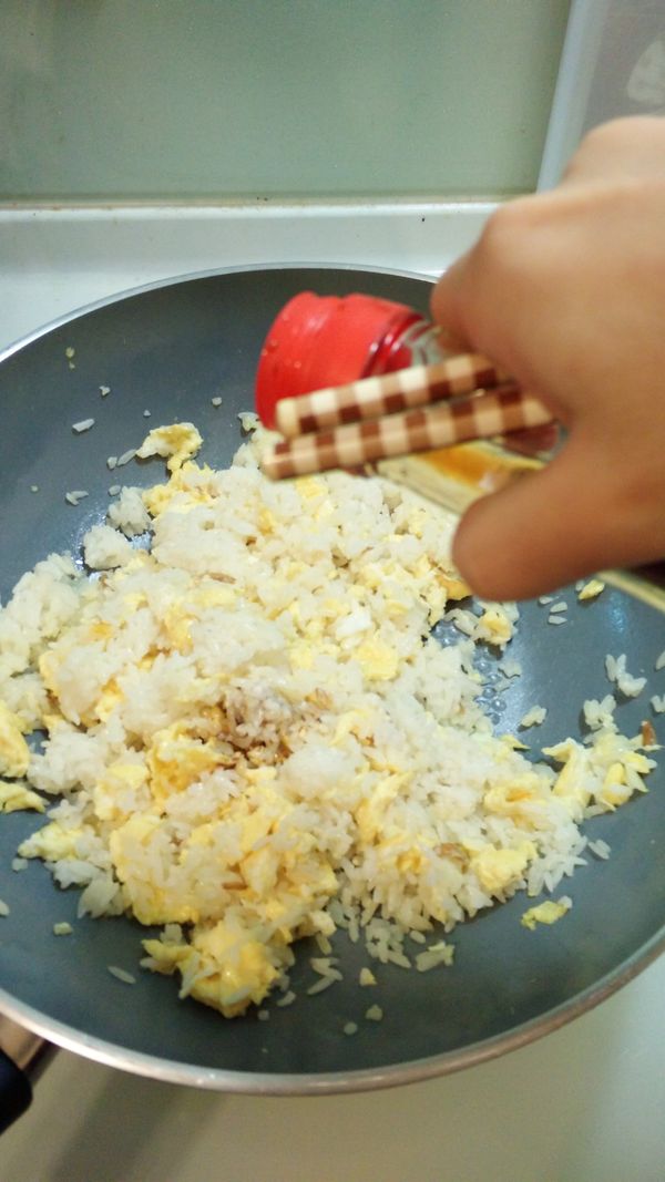 開蓋後, 倒入醬油上色＆上味