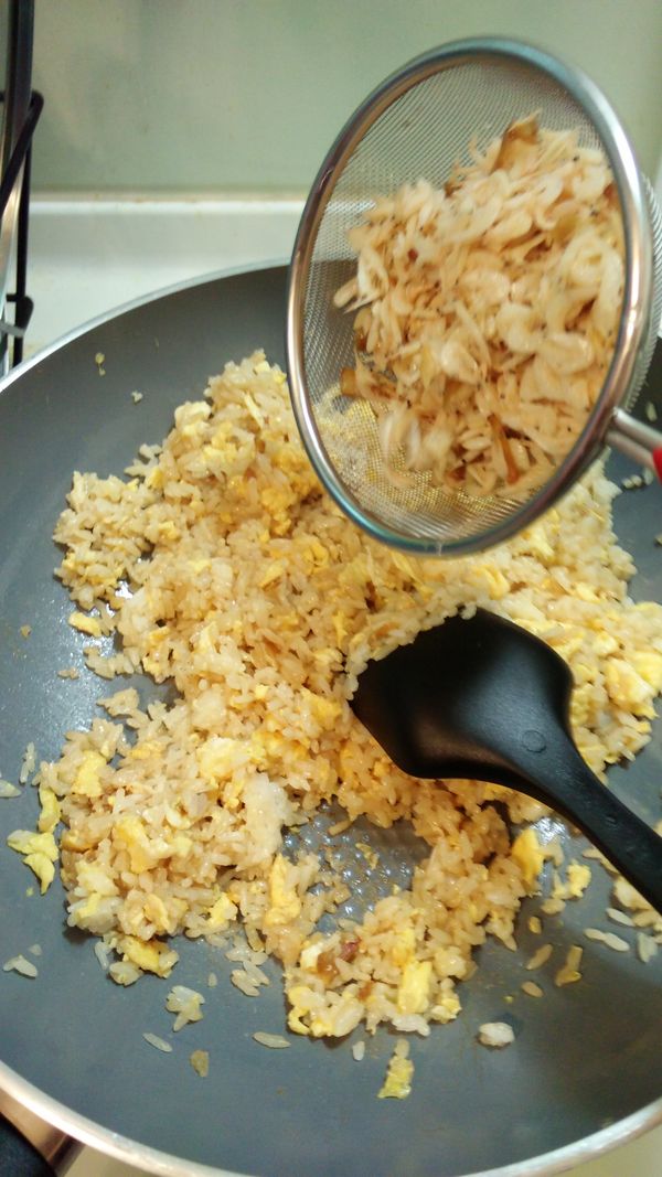 再倒入櫻花蝦拌炒