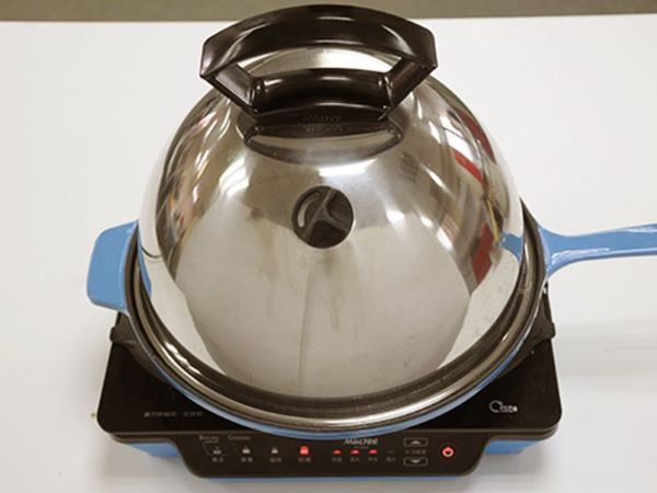 蓋上不鏽鋼巨蛋鍋蓋，開始煎烤運用大火煙燻10分鐘(為了讓肌肉更入味的話可以再放個5分鐘)