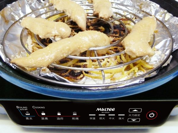 10鐘後的效果，會看見錫箔紙的煙燻材料焦化，而雞肉這時已經帶有柚香味，就完成了!