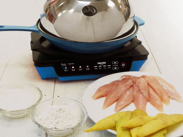 準備材料部分
(1).將雞胸用清水洗淨
(2). 將柚子皮去白色的地方，留下果皮