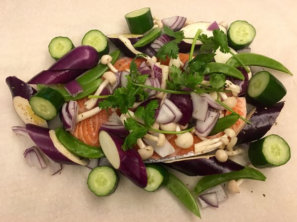 鮭魚跟蔬菜一起放入烤箱 幾滴橄欖油+海鹽