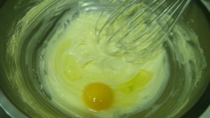 首先將奶油伴開，續加入糖打至反白，再加入椰子油打勻後加入雞蛋拌勻。