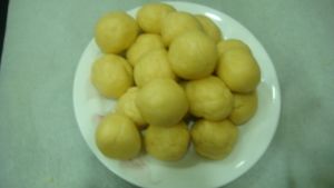 再將每顆麵糰搓圓