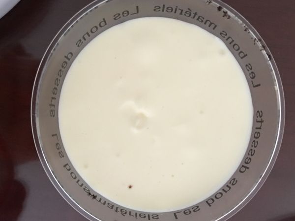 倒入放了餅底的甜品杯