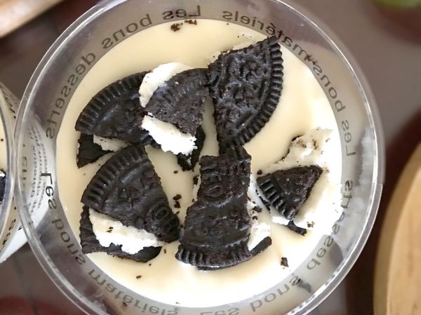 放上oreo餅乾做裝飾。蓋上保鮮膜，放入冰箱1小時。