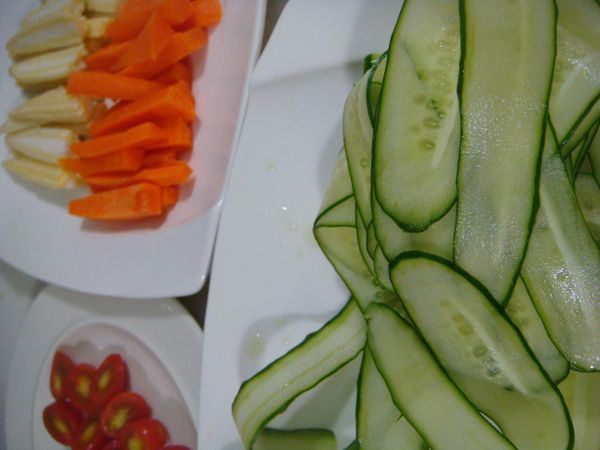 小黃瓜刨長片狀，紅蘿蔔和玉米筍切條狀，小蕃茄對切，蒜頭磨成泥