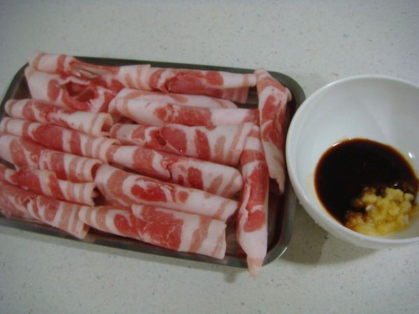 蒜泥拌入少許醬油，塗在五花肉片，置於冰箱醃30分鐘