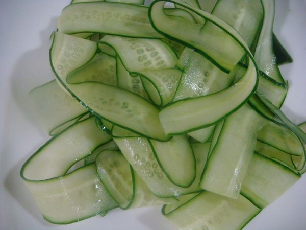 小黃瓜長片加少許鹽抓勻，靜置半小時，再以冷水洗淨多餘鹽分，完成殺青