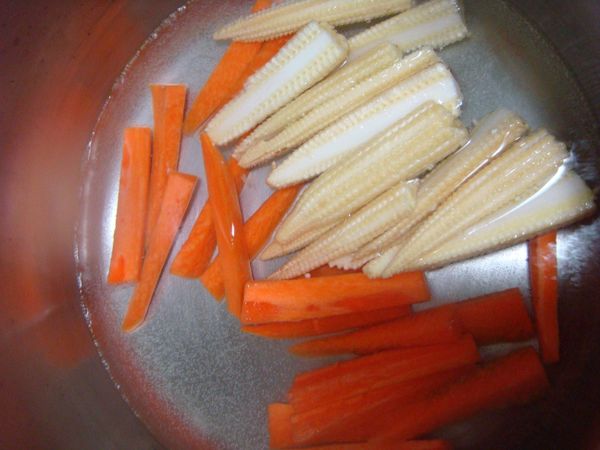紅蘿蔔和玉米筍條汆燙熟後取出瀝乾